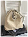 Detailopname van beige suède hobo tas met logo en een zachte, matte materiaallook - Khaki