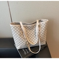 Détail du sac cabas vintage avec motif monogramme et pendentif en métal M élégant - Blanc Cassé