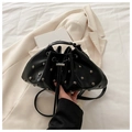 Bolso tipo cubo negro con cordón, remaches plateados y acabado de cuero mate - Negro