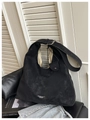 Zwarte suède-look tote tas met brede verstelbare schouderband en een kleine extra etui - Zwart