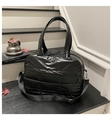 Primer plano del bolso shopper acolchado en nylon negro brillante con correa ajustable - Negro