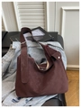 Minimalistische grote shopper van suède-look in bordeauxrood met brede schouderband - Rood