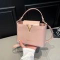 Elegante bolso de mano en cuero rosa claro con logo V dorado y correa de hombro ajustable - Rosa