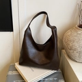 Borsa hobo marrone scuro retrò in ecopelle lucida con ampia tracolla da spalla - caffè
