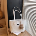 Grande borsa tote minimalista in pelle PU bianca con un simpatico ciondolo orsetto marrone - Con Ciondolo / Bianco