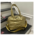 Bolso tote acolchado dorado con asas suaves y correa ajustable de estilo casual chic - Dorado