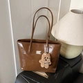 Grande borsa tote retrò in pelle lucida marrone con un simpatico ciondolo a peluche - Con Ciondolo / Marrone