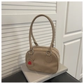 Borsa a spalla beige minimalista con trama litchi e ciondolo a cuore decorativo - Cachi