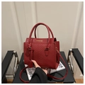 Dettaglio borsa rossa in pelle PU a trama coccodrillo con finiture in metallo dorato - Rosso