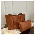 Dettaglio del set borsa tote grande marrone in pelle sintetica con bustina interna - Marrone