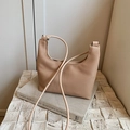 Minimalistische beige Hobo-Tasche aus Leder mit feiner Textur und Schultergurt - Khaki