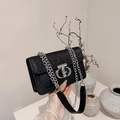 Bolso bandolera chic de lentejuelas negras con cadena plateada y cierre de metal - Negro