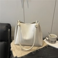 Bolso tote minimalista blanco de cuero sintético con detalle de correa anudada elegante - Blanco