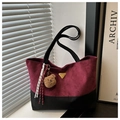 Detail van bordeauxrode suède shopper met zwart patchwork en goudkleurig driehoek logo - Wijnrood Splicing (Met Beer Hanger) / Bourgondisch Rood Met Hanger