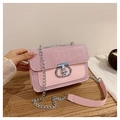 Detail der pinkfarbenen Glitzertasche mit silbernem T-Ring-Verschluss und Kette - Rosa
