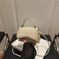 Piccola borsa a tracolla beige in pelle scamosciata con cuciture a onda e manico top - Cachi