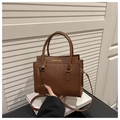 Borsa a mano marrone scuro con trama intrecciata, tracolla e scritte dorate eleganti - Marrone Scuro