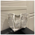 Dettaglio della borsa tote bianca con motivo E a rilievo e ricamo a onde colorate - Bianco