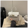 Detail van de patchwork handtas met gouden draaisluiting en geweven textuur afwerking - Wit