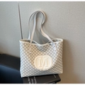 Dettaglio borsa tote bianca con stampe di lettere grigie e logo M in rilievo su libri - Bianco Sporco