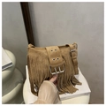 Detail der Wildleder-Fransentasche mit langen Fransen und großer Silberschnalle - Khaki