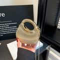 Schicke goldene Halbmond-Abendtasche aus Acryl mit vertikalen Streifen und Kettenriemen - Gold
