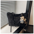Détail du cabas noir matelassé avec paillettes, patch logo et breloque ours en peluche - Noir (Avec Pendentif Ours)