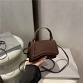Mini borsa a tracolla chic in finta pelle scamosciata marrone con patta ondulata - caffè