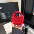 Glänzende rote Acryl-Halbmondtasche mit vertikaler Riffelung und Goldkette - Rot