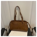 Detail der braunen Vintage-Tasche mit verstellbaren Riemen und Tunnelzug-Akzenten - Braun