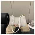 Dettaglio della borsa sottobraccio bianca minimalista in pelle liscia con fibbia dorata - Bianco