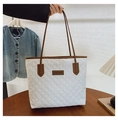 Dettaglio della borsa tote trapuntata bianca con manici in pelle marrone e logo - Bianco Sporco