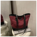 Detail der weinroten Stepp-Tote-Bag mit Kontrastnähten an schwarzen Lederriemen - Rot