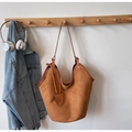 Bolso tote hobo de ante sintético marrón con correas finas y colgante redondo - Marrón Amarillento