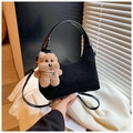 Schwarze Wildleder-Hobo-Tasche im Vintage-Stil mit Plüschhund-Anhänger und Lederriemen - Schwarz Mit Anhänger
