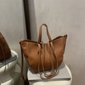 Minimalistische braune Leder-Tote-Bag mit weißen Kontrastnähten und langem Schultergurt - Braun