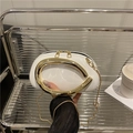 Borsa a mezzaluna in pelle verniciata bianca con manico ad anello dorato e catena - Bianco