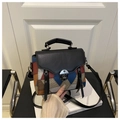 Dettaglio della borsa in pelle patchwork colorata con chiusura a scatto e nappe - Nero