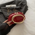 Borsa a tracolla in vernice rossa con logo C dorato e tracolla a catena - Rosso