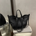 Schwarze Tote Bag aus genarbtem Leder mit weißen Kontrastnähten und Flügeldesign - Schwarz