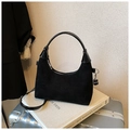 Schwarze Wildleder-Achseltasche mit glänzendem Lacklederbesatz und Metallreißverschluss - Schwarz Ohne Anhänger