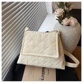 Bolso bandolera acolchado en color beige crema con elegante diseño de costuras rombos - Blanco Roto