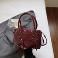 Borsa a mano in pelle verniciata bordeaux con borchie argentate e stile biker vintage - Borgogna