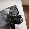 Borsa a mano nera lucida stile motociclista con borchie e lunghe nappe nere - Nero