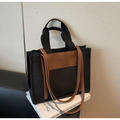 Detail van canvas tote bag met lederen patch en dubbele draagriemen voor vrouwen - Zwart