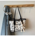 Detail van witte graffiti tote bag met een schattige konijnenhanger aan een haakje - Zwart Met Hanger