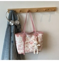 Detail van de kleurgeblokte shopper met graffiti-prints en wit konijnen pluche hanger - Roze Met Hanger