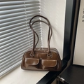 Sac à épaule minimaliste marron foncé brillant avec deux poches frontales à rabat - Marron