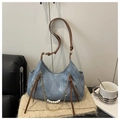 Dettaglio della borsa tote in denim azzurro con catena di perle e ciondoli a fiori in metallo - Blu