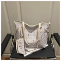 Detailansicht der Tragetasche mit rosa Bären-Print und passendem kleinen Münzfach - Weiß